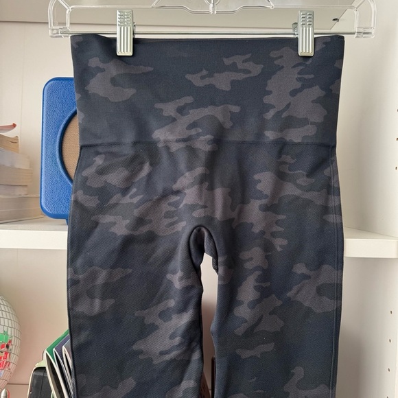 SPANX Look at Me Now Black Camo Seamless Legging - Picture 5 of 6